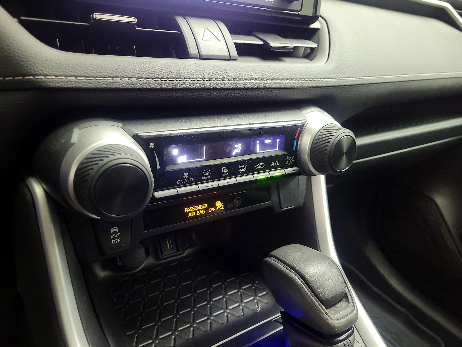 2022 Toyota RAV4 LE - Photo 17