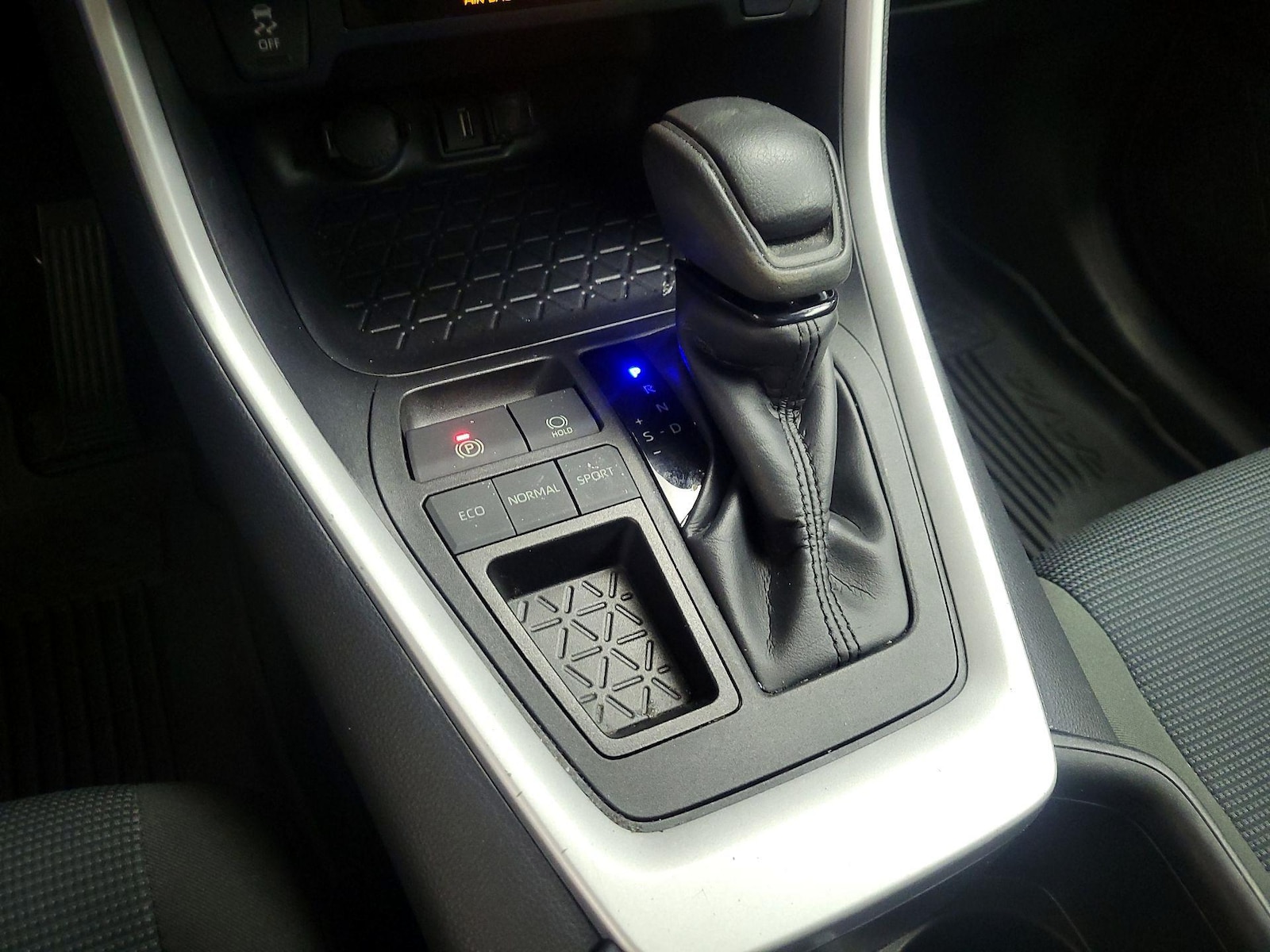 2022 Toyota RAV4 LE - Photo 18