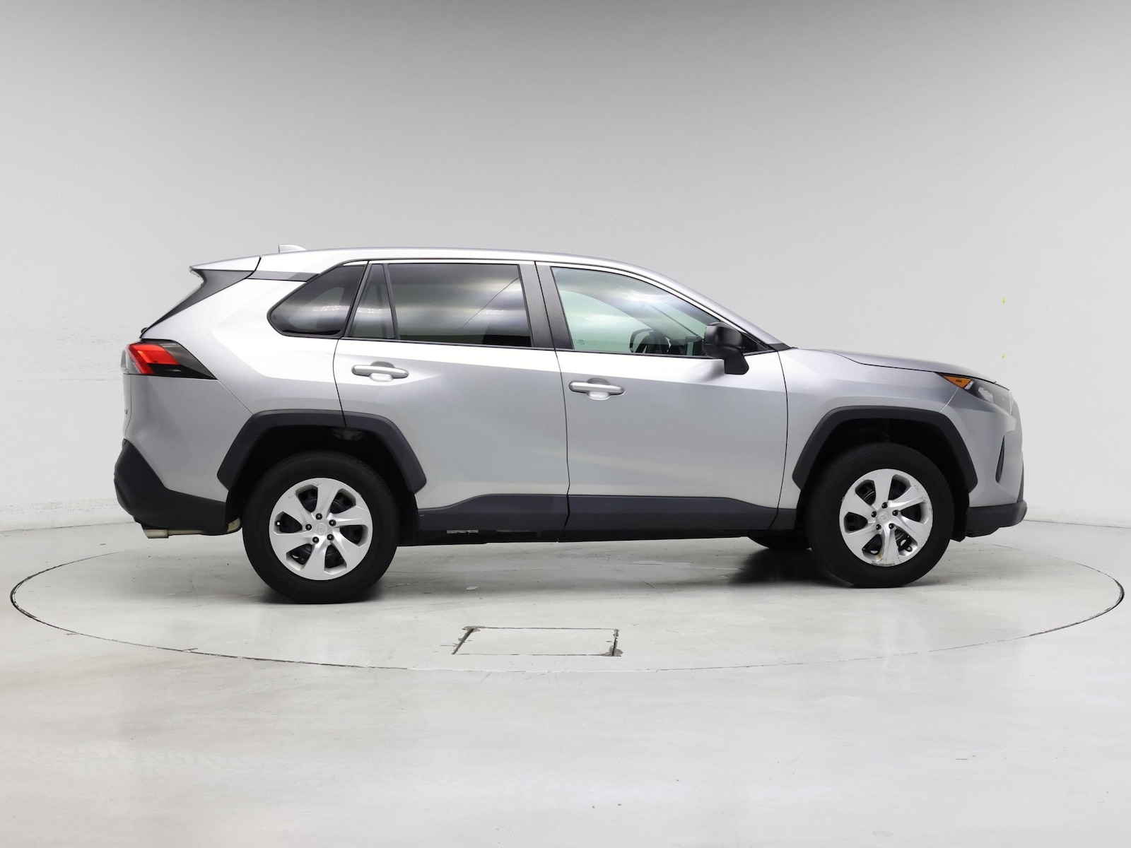 2022 Toyota RAV4 LE - Photo 8