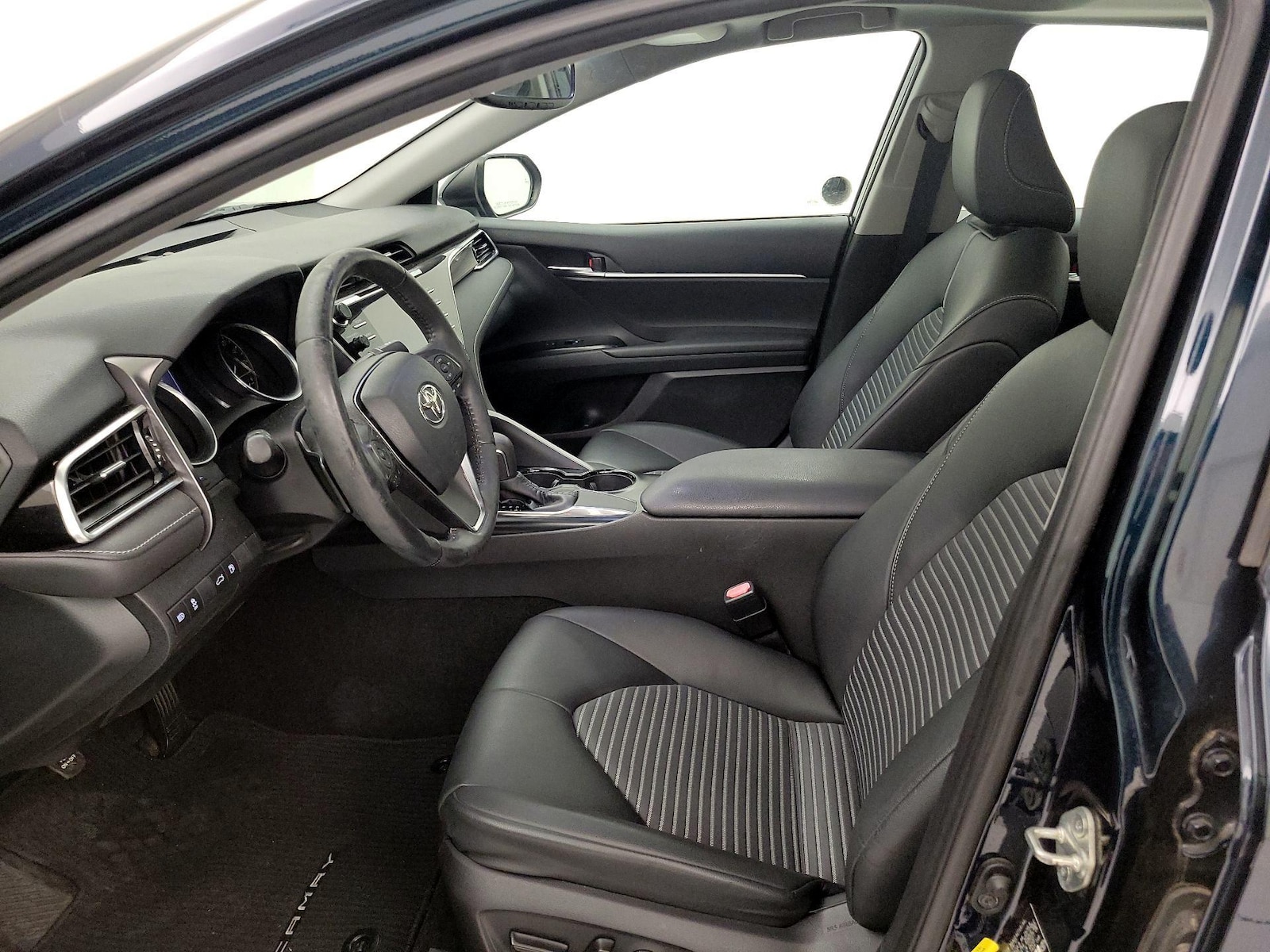 2018 Toyota Camry SE - Photo 12