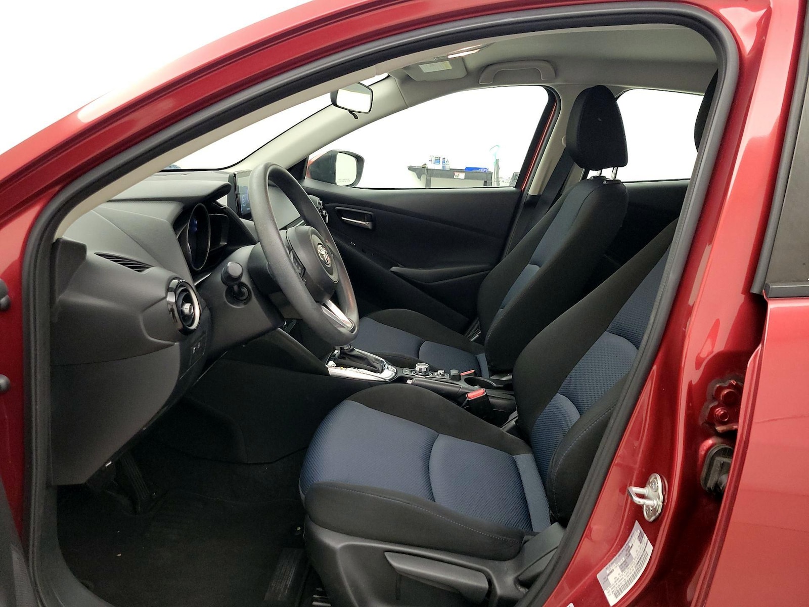 2019 Toyota Yaris LE - Photo 12