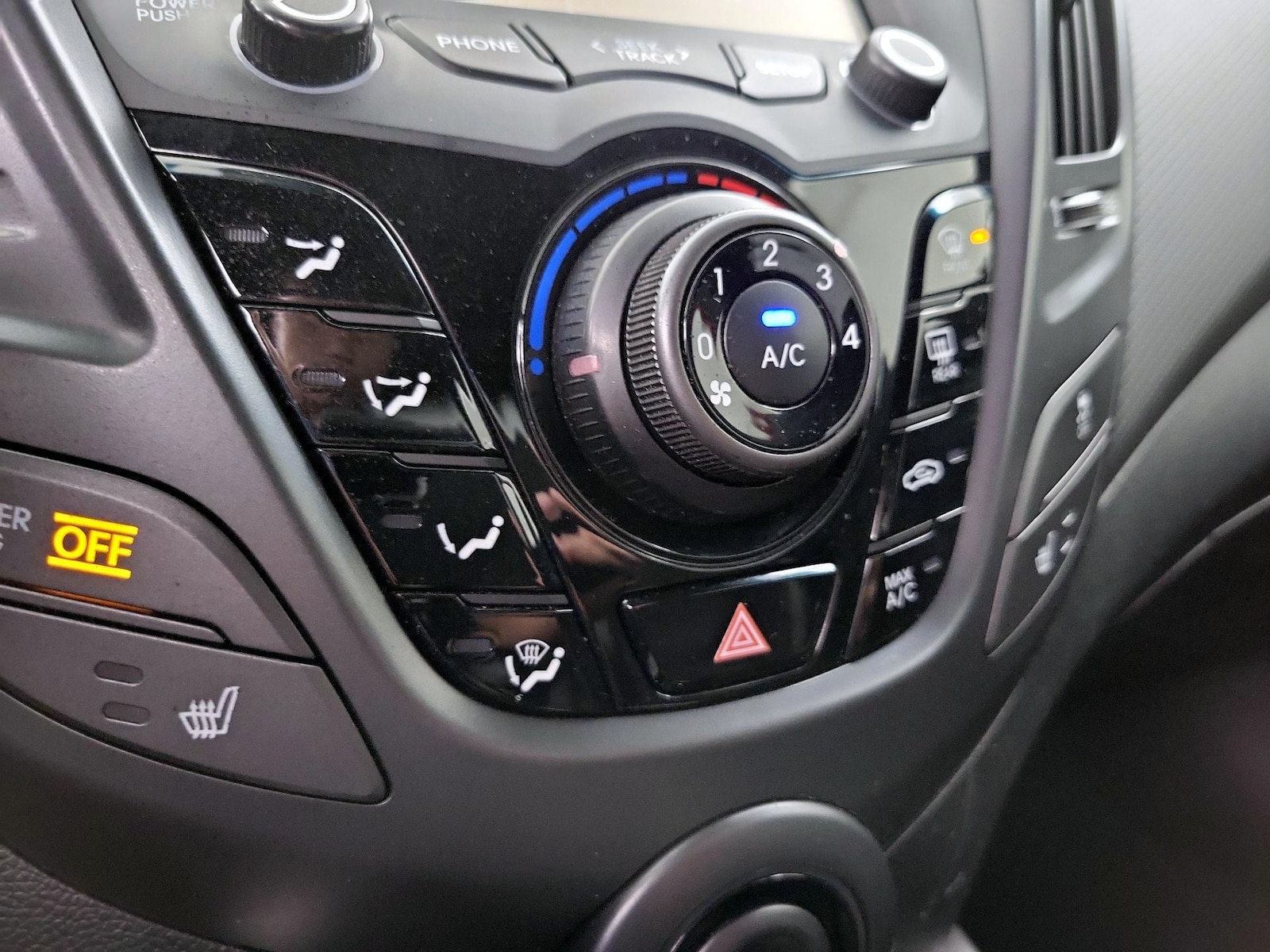 2016 Hyundai Veloster Base - Photo 17