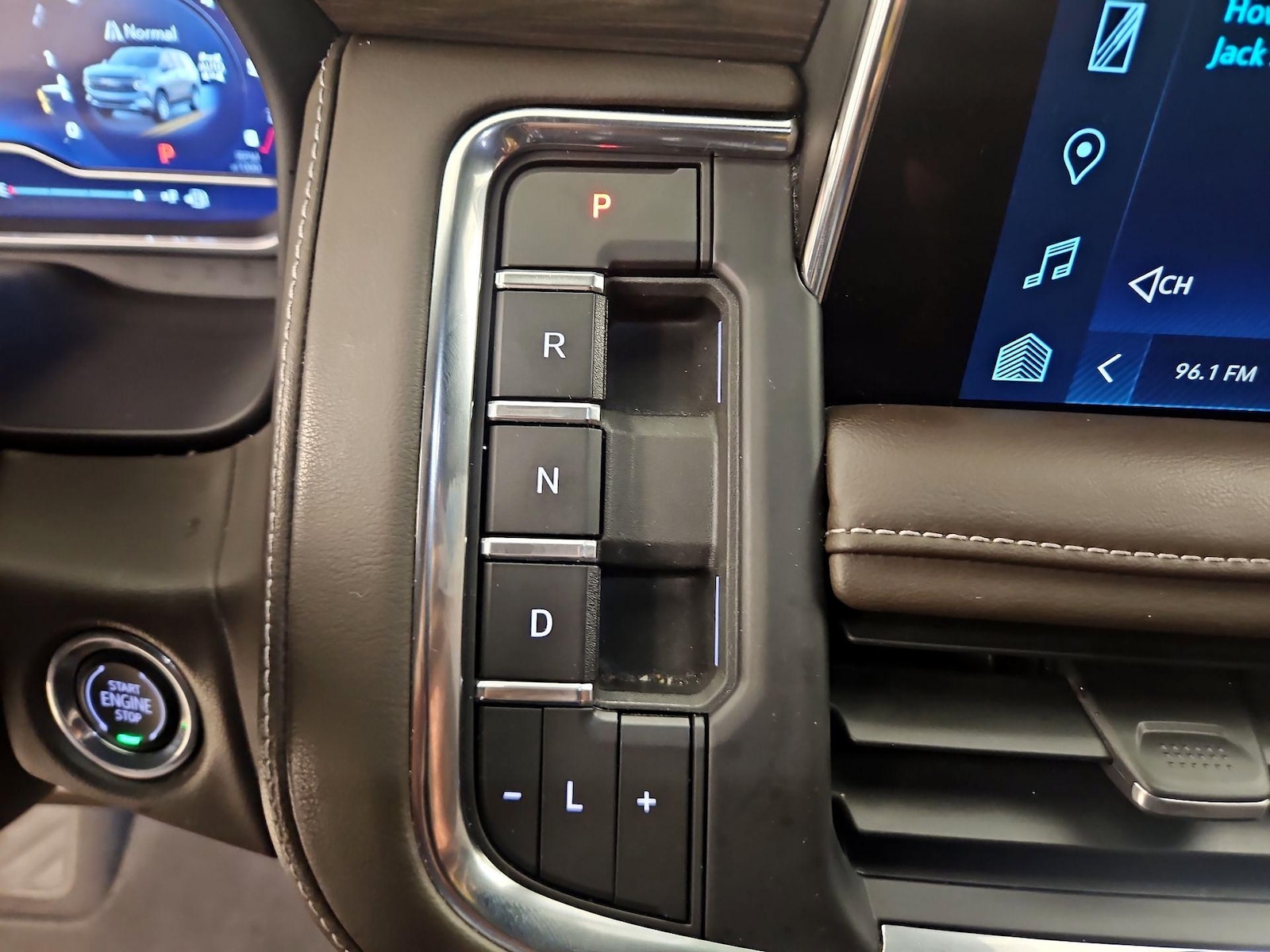 2023 Chevrolet Suburban LT - Photo 18