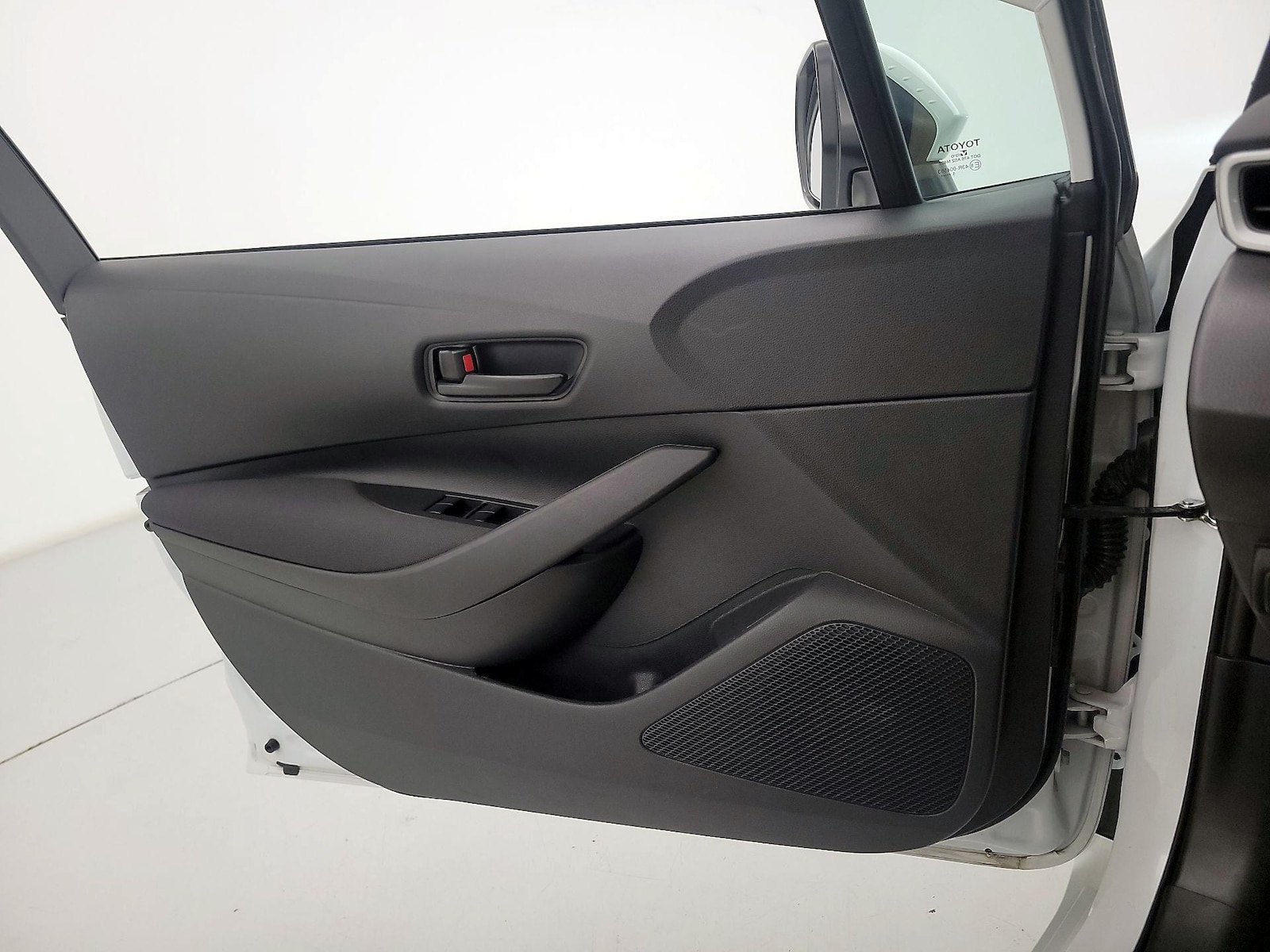 2025 Toyota Corolla LE - Photo 13
