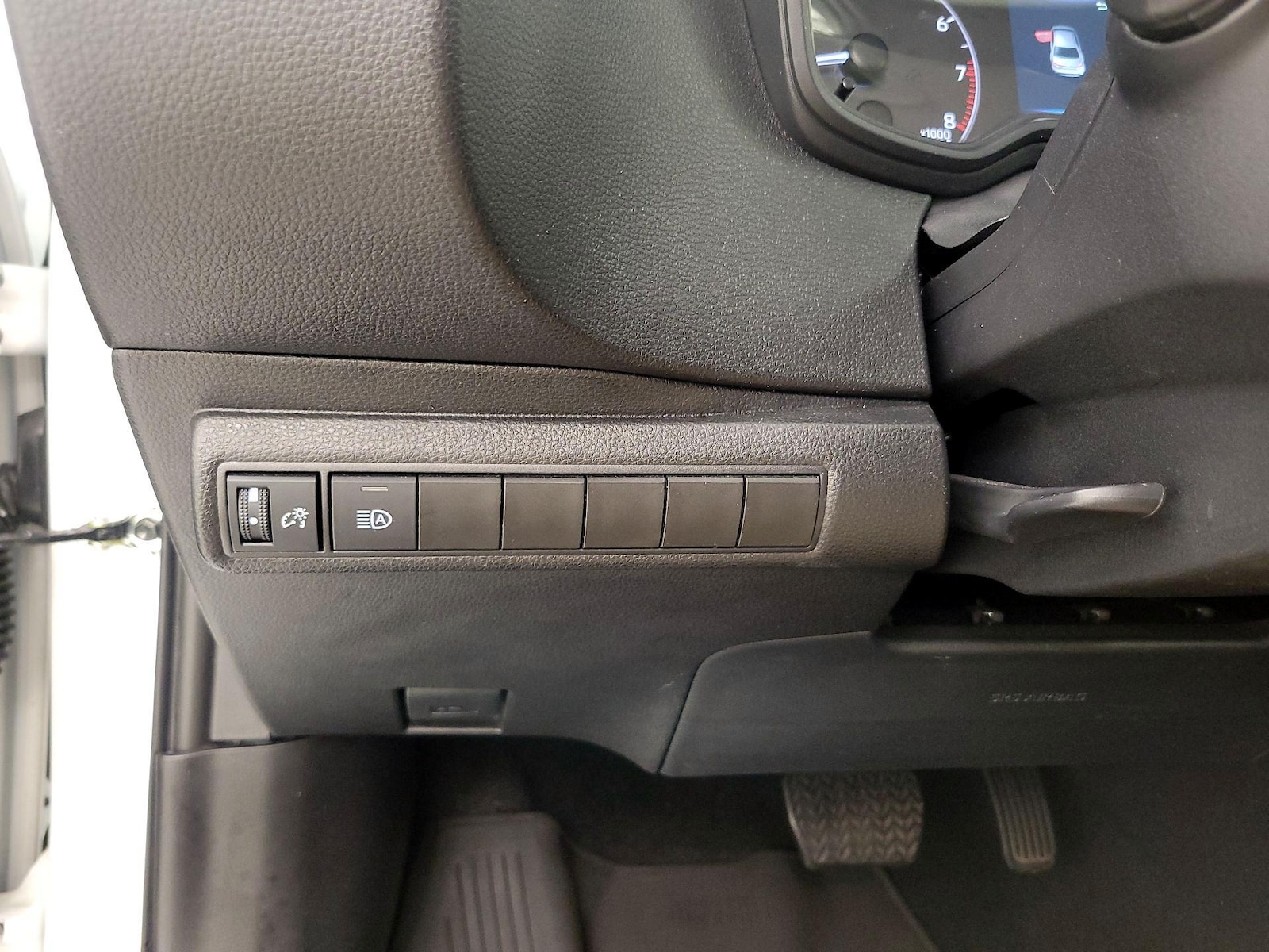 2025 Toyota Corolla LE - Photo 14