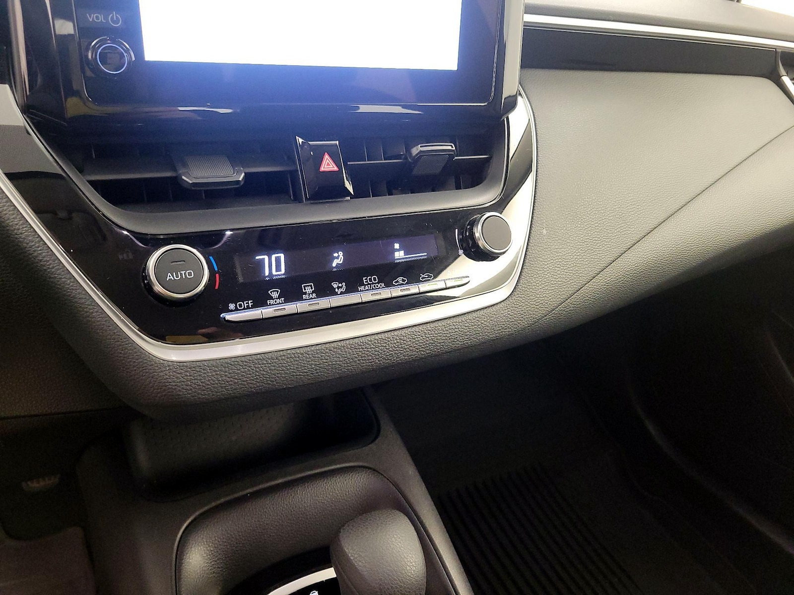 2025 Toyota Corolla LE - Photo 17