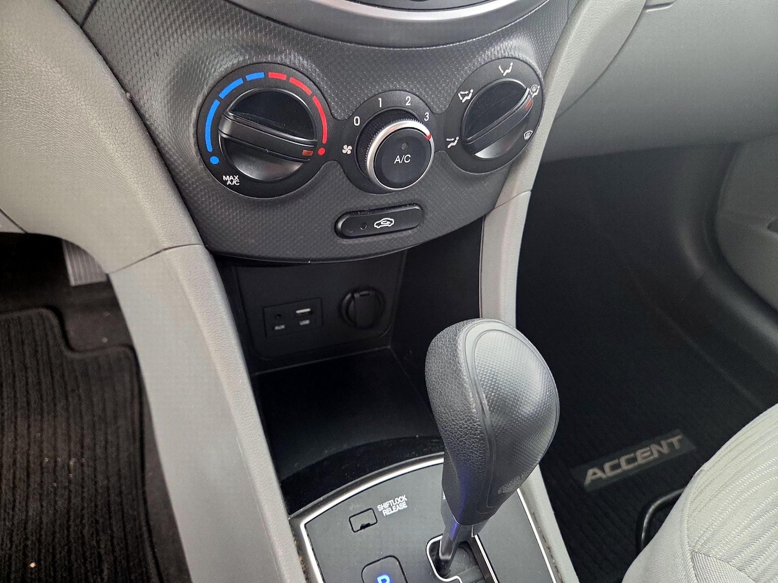 2016 Hyundai Accent SE - Photo 16