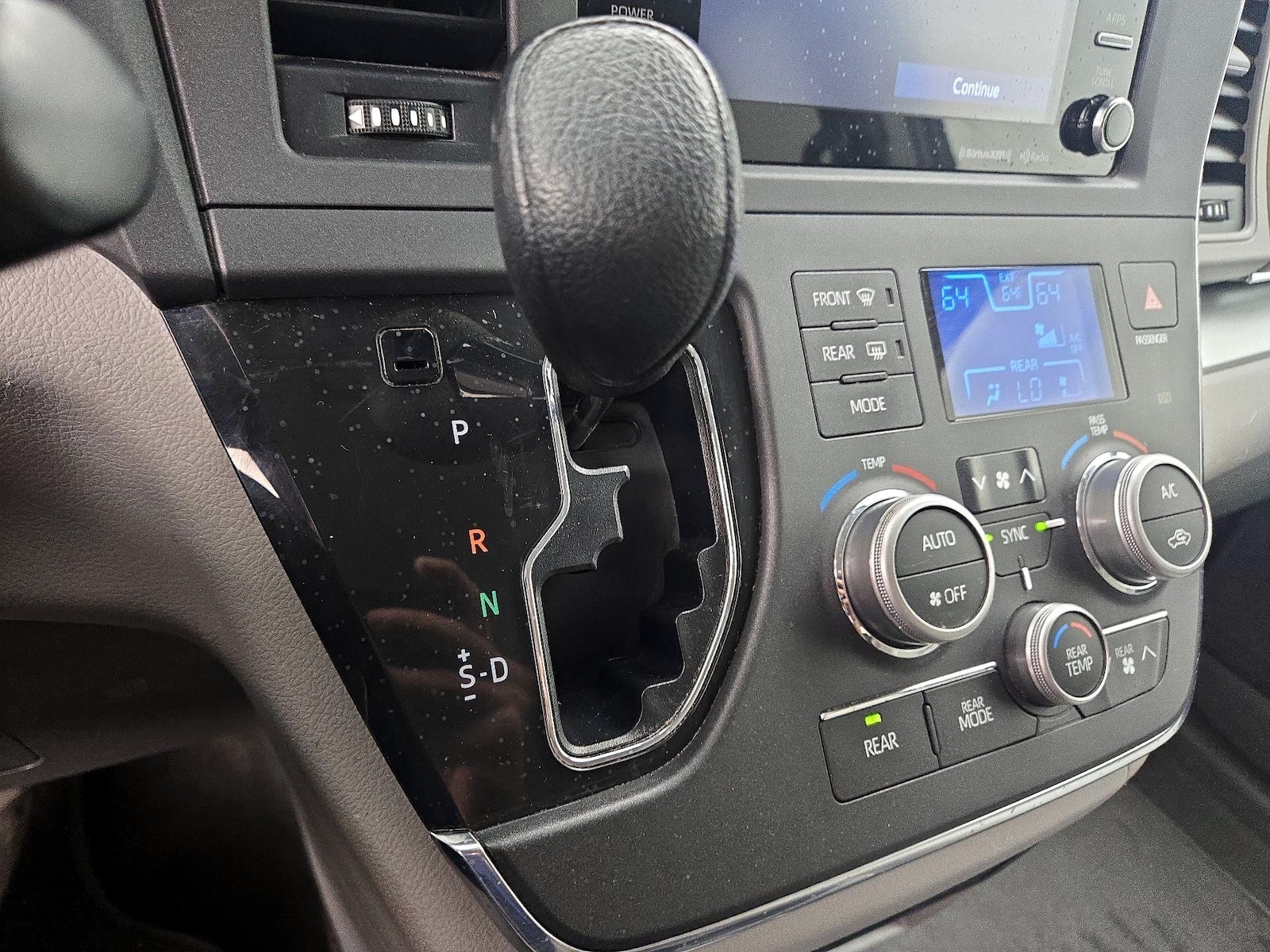 2018 Toyota Sienna LE - Photo 18
