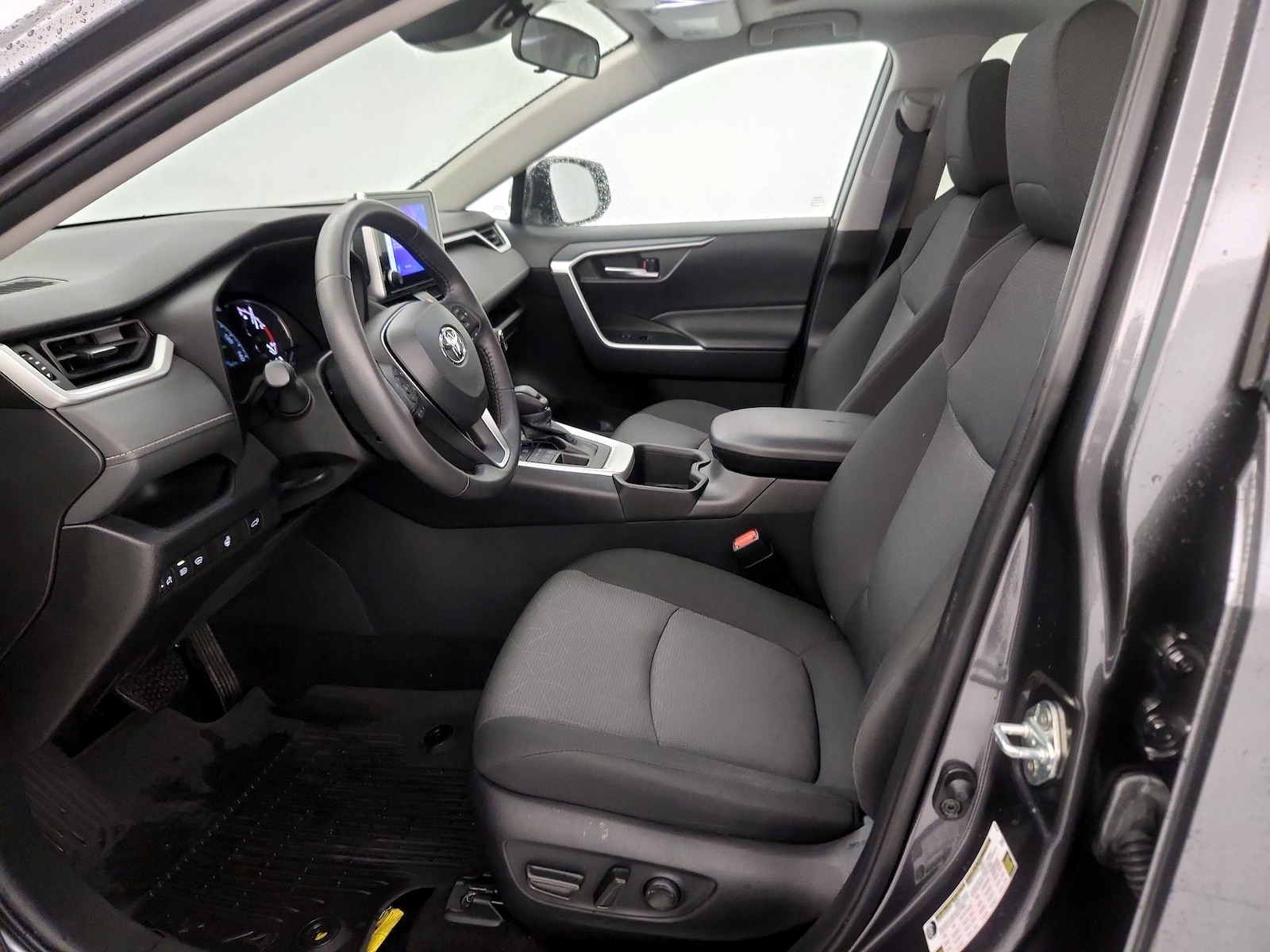 2024 Toyota RAV4 XLE - Photo 12