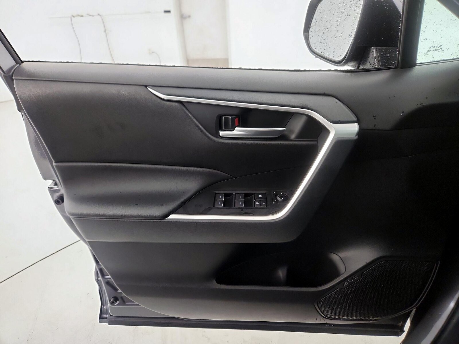 2024 Toyota RAV4 XLE - Photo 13