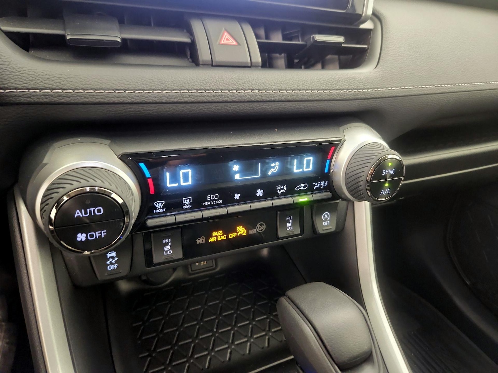 2024 Toyota RAV4 XLE - Photo 17