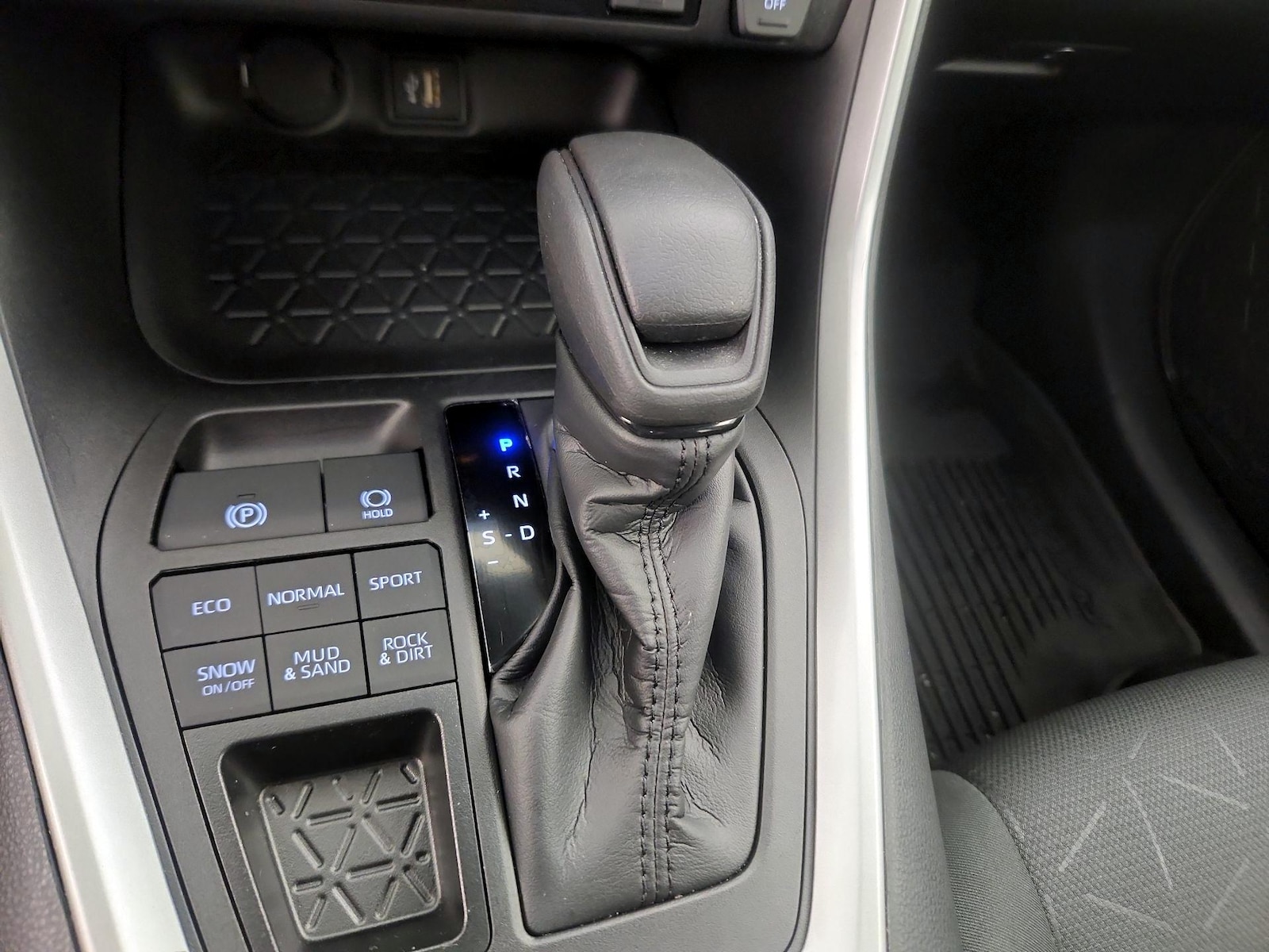 2024 Toyota RAV4 XLE - Photo 18