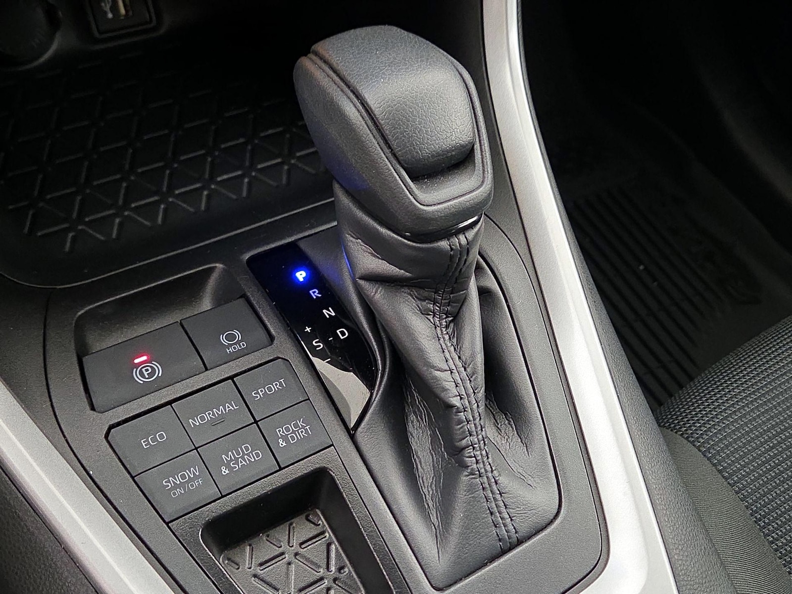 2025 Toyota RAV4 LE - Photo 18