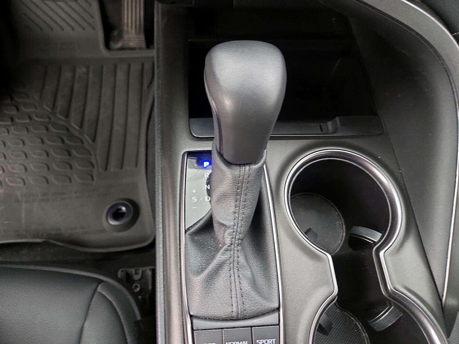2024 Toyota Camry SE - Photo 18