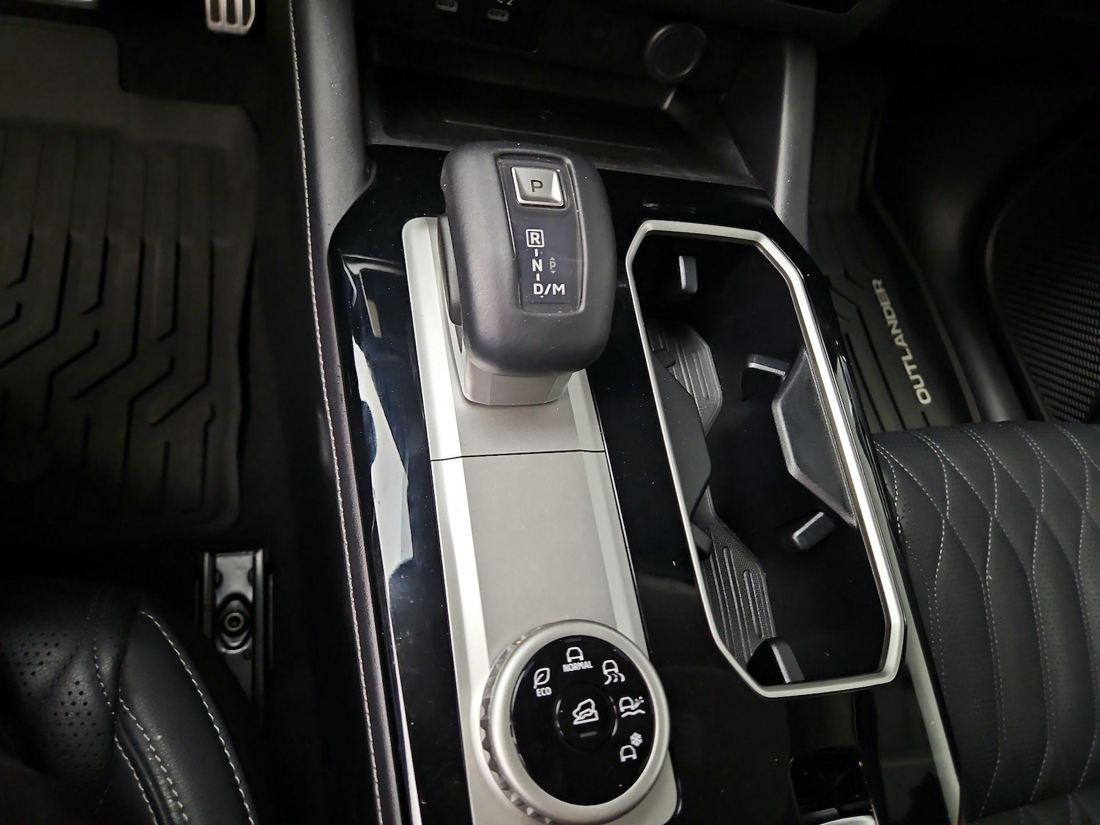 2025 Mitsubishi Outlander SEL - Photo 19