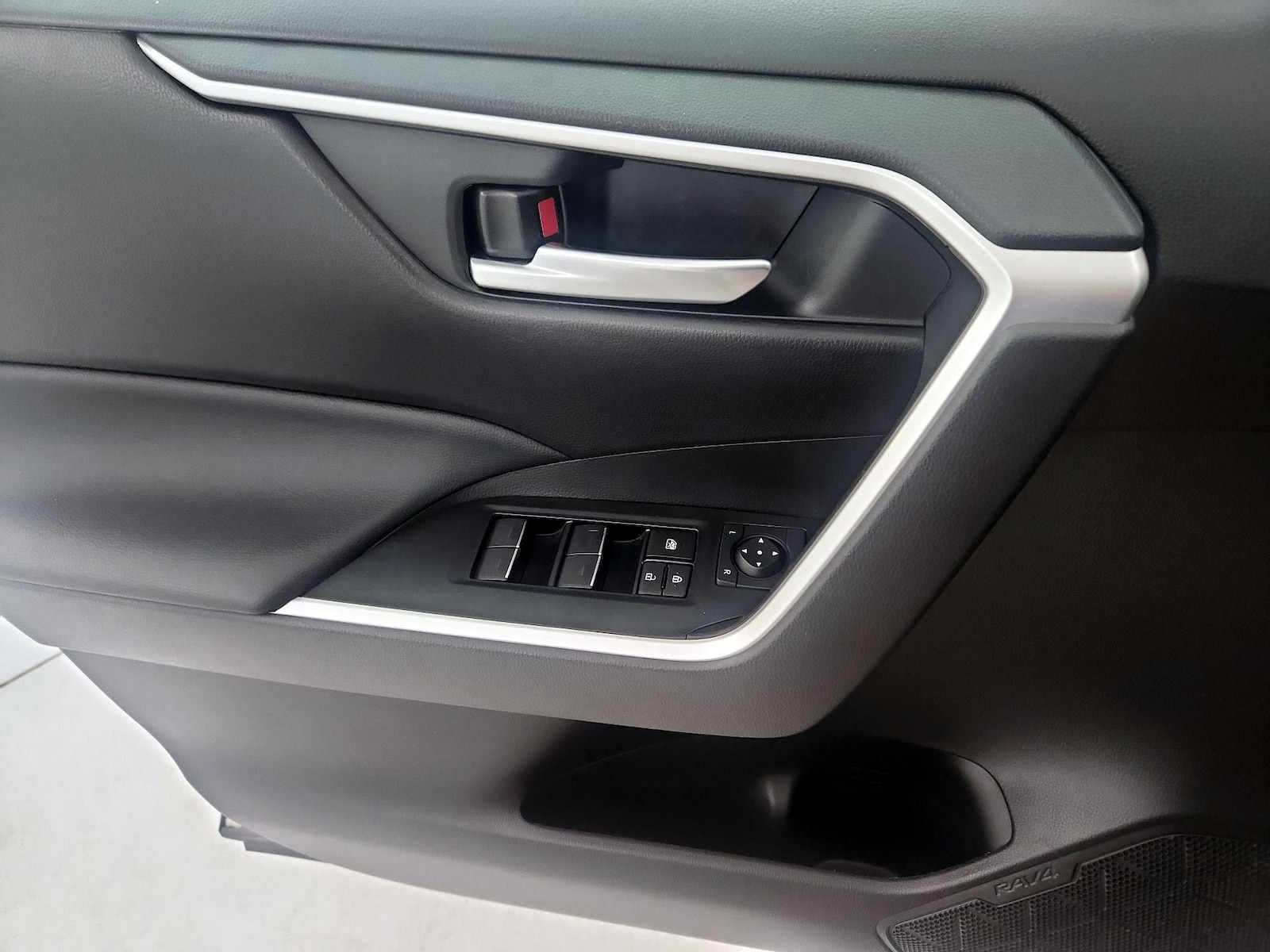 2023 Toyota RAV4 XLE - Photo 13