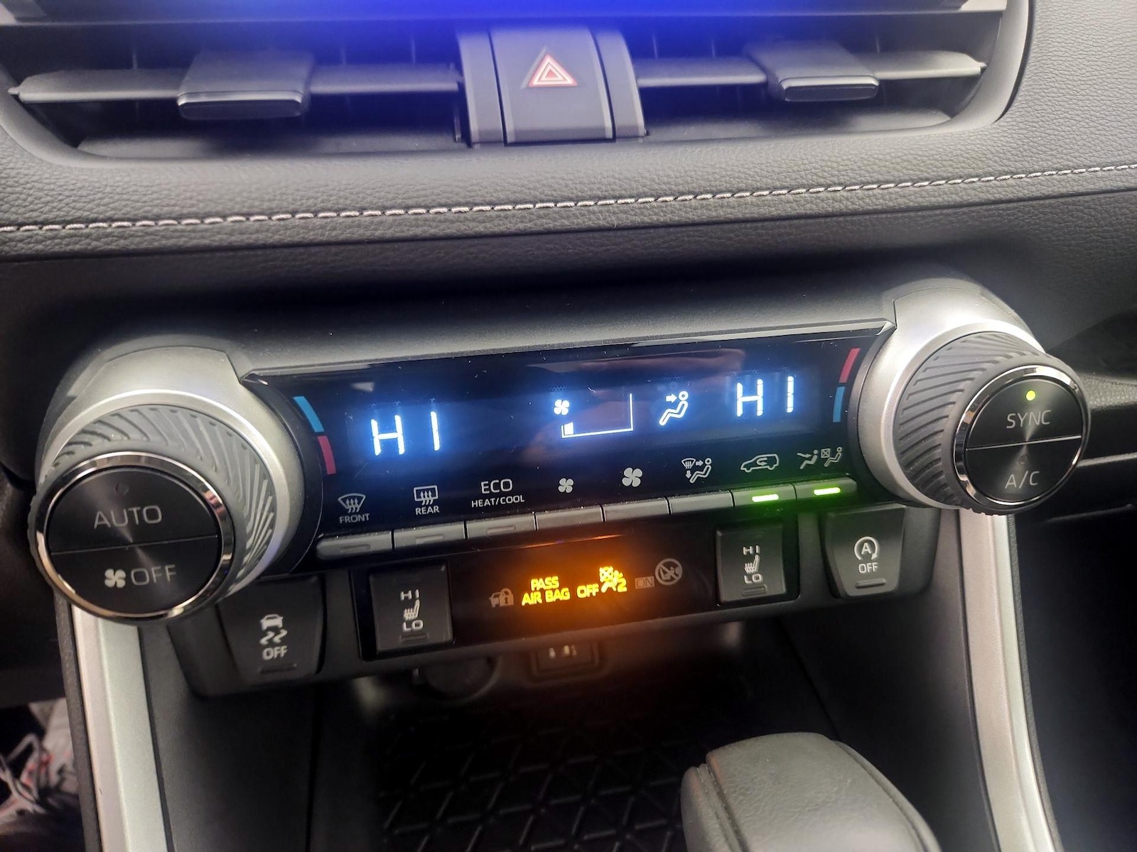 2023 Toyota RAV4 XLE - Photo 17