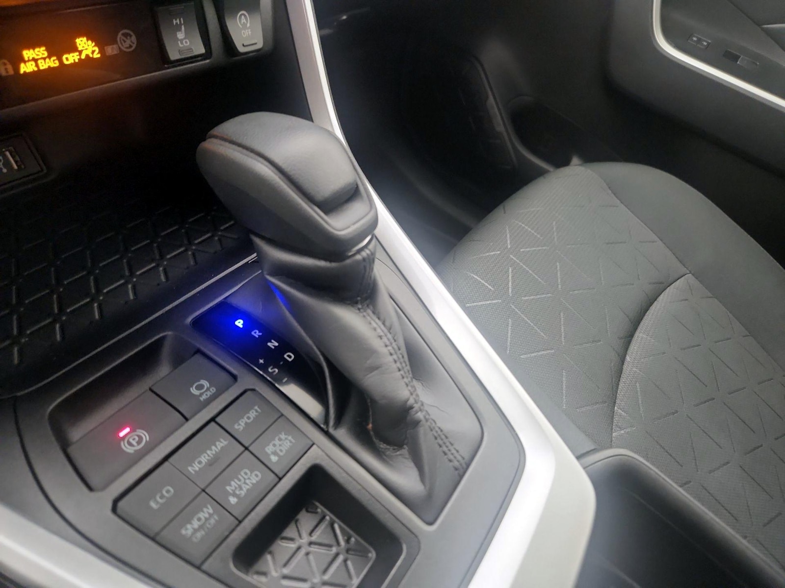 2023 Toyota RAV4 XLE - Photo 18