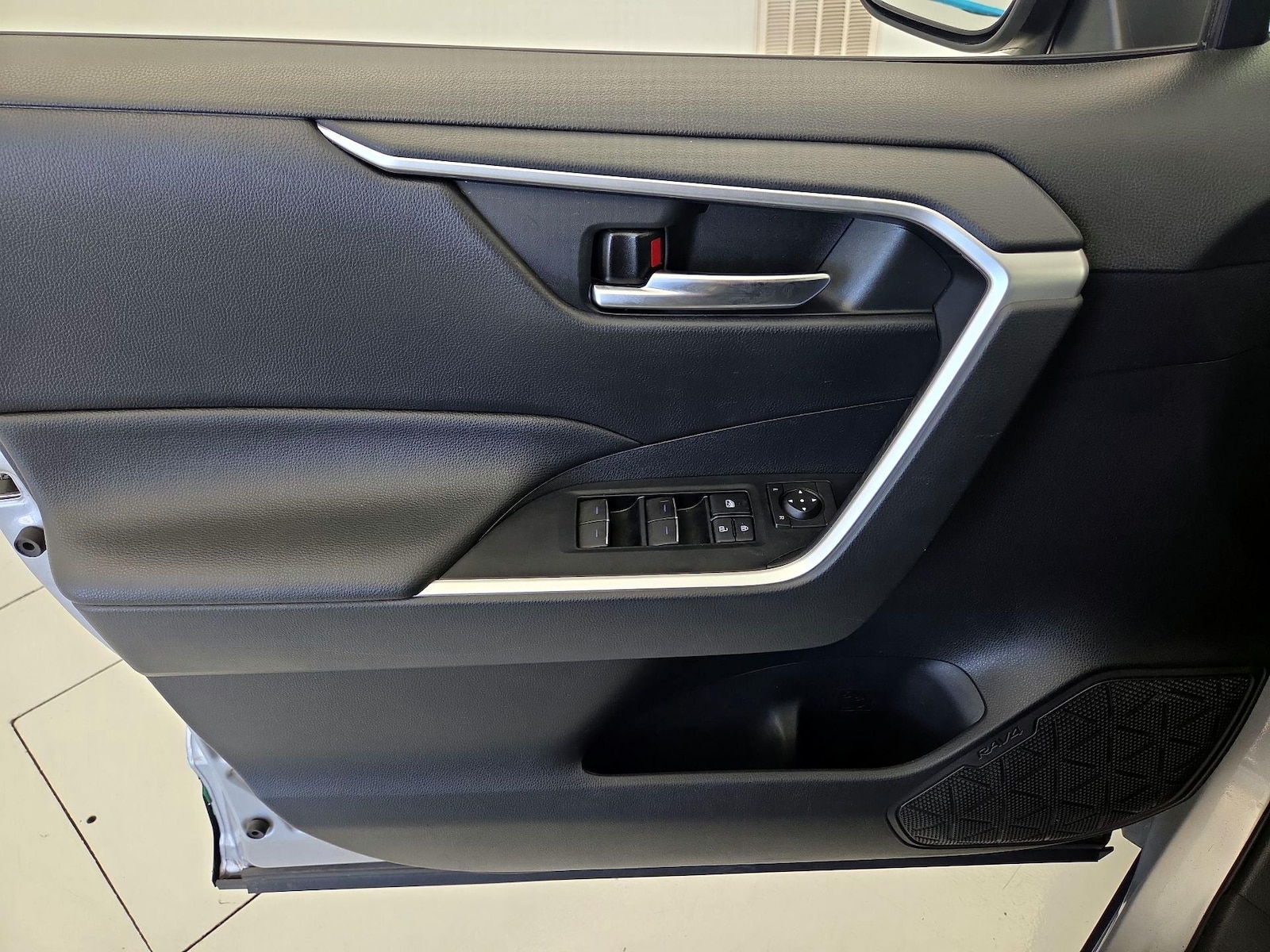 2022 Toyota RAV4 XLE - Photo 11