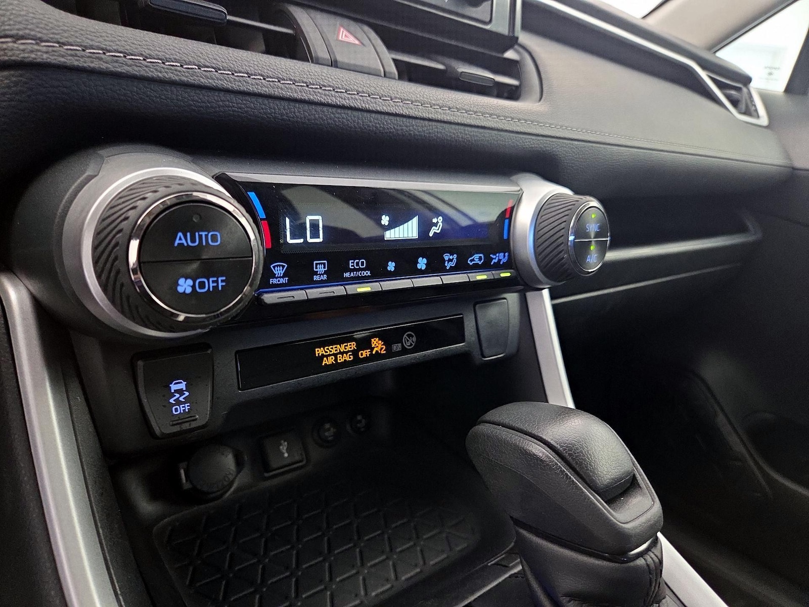 2022 Toyota RAV4 XLE - Photo 15