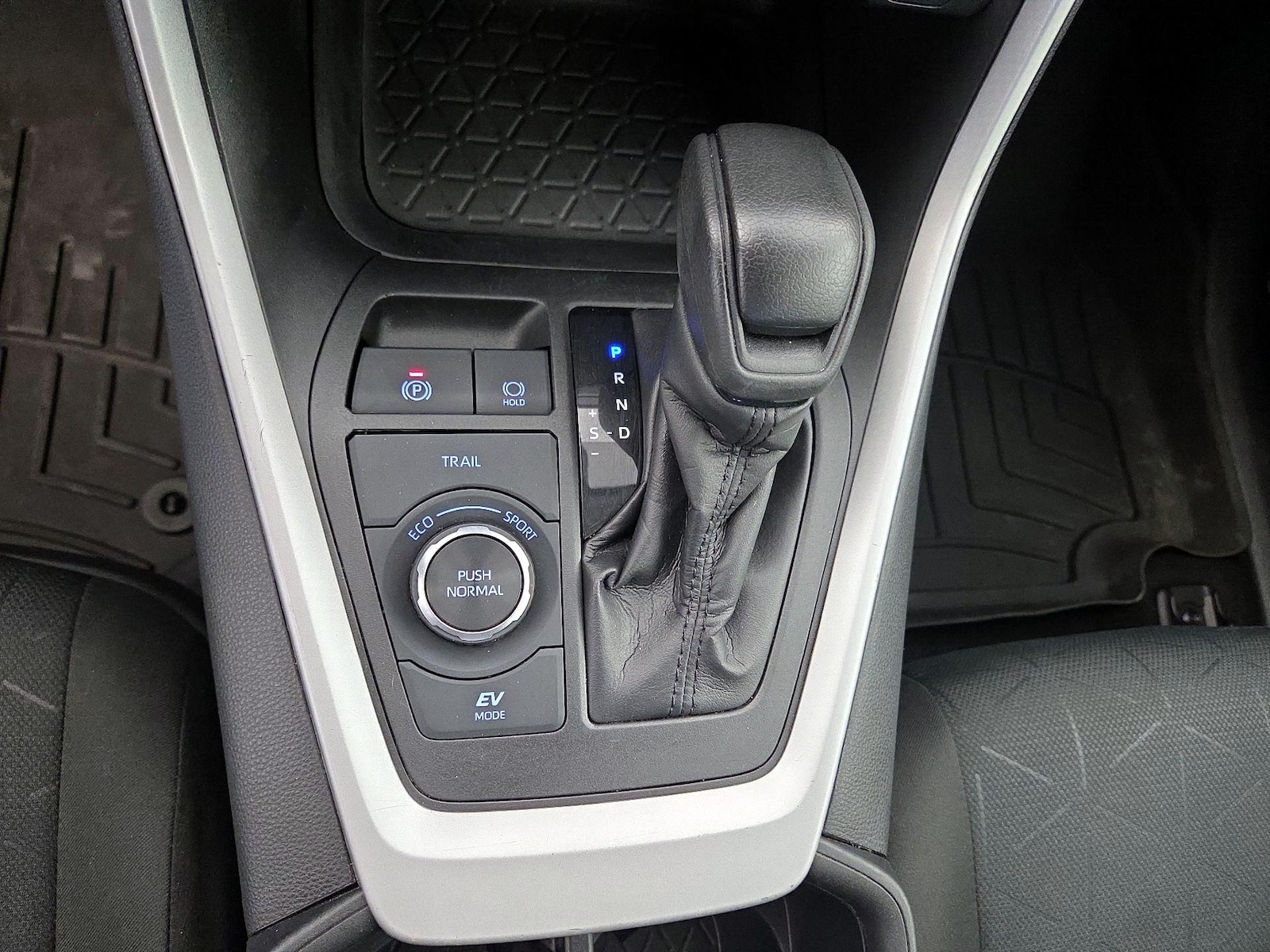 2022 Toyota RAV4 XLE - Photo 16
