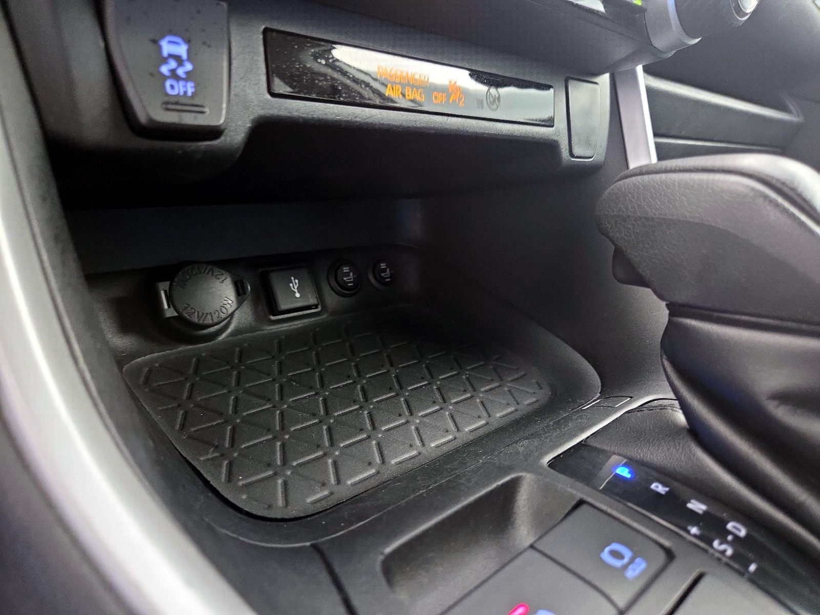2022 Toyota RAV4 XLE - Photo 17