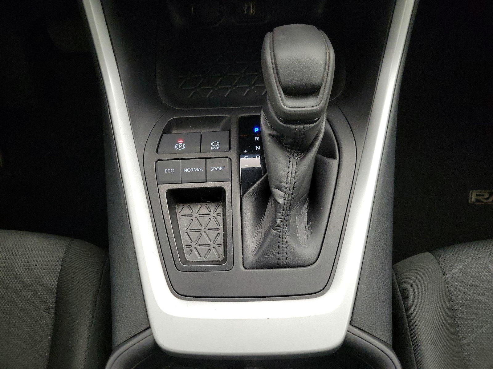2024 Toyota RAV4 XLE - Photo 18