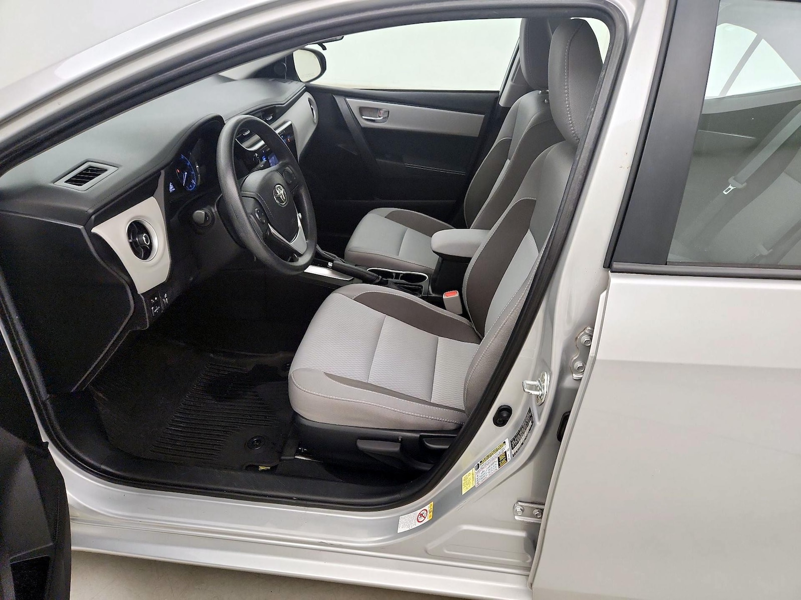 2018 Toyota Corolla LE - Photo 10