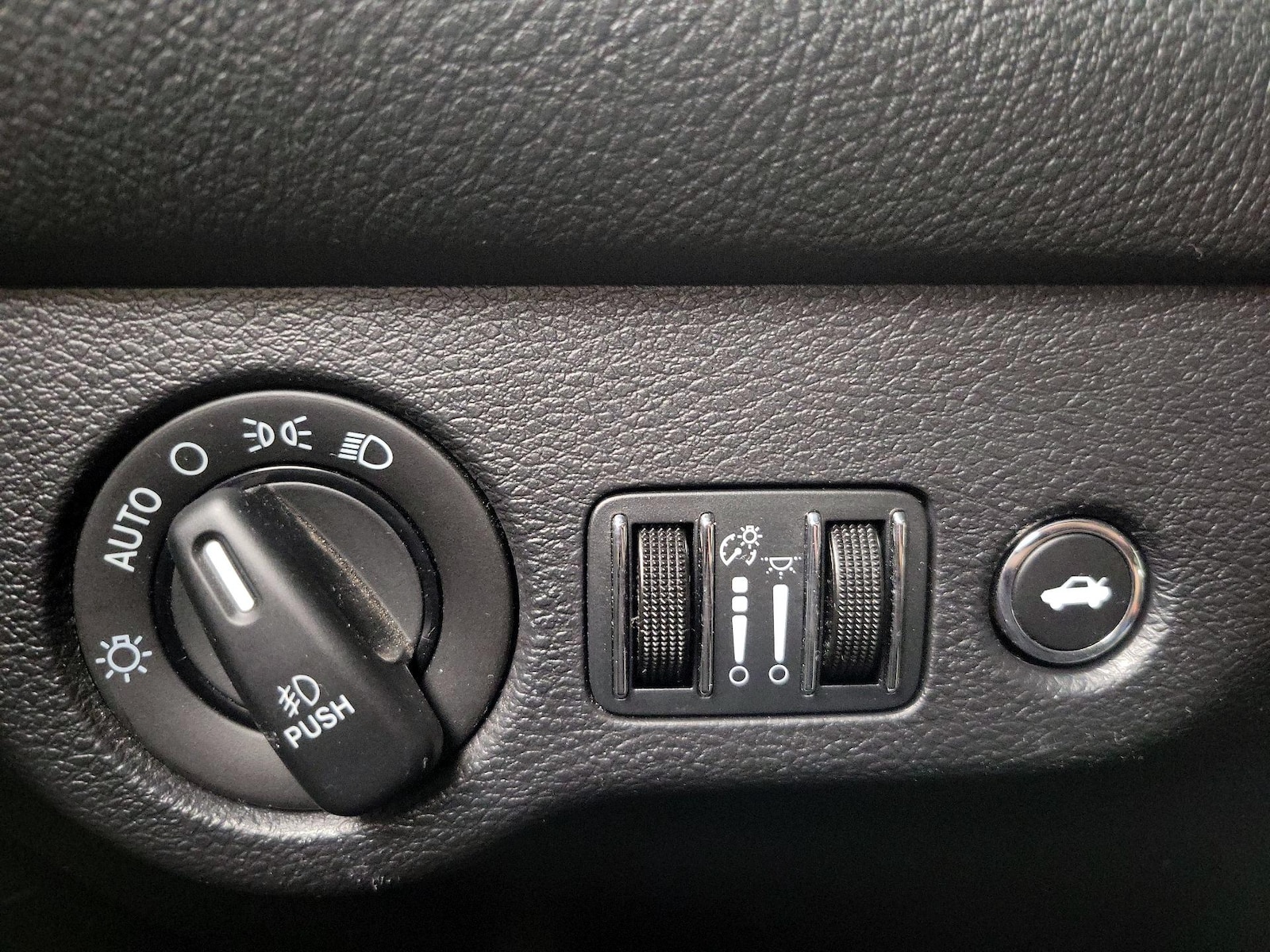 2015 Dodge Challenger R/T - Photo 14