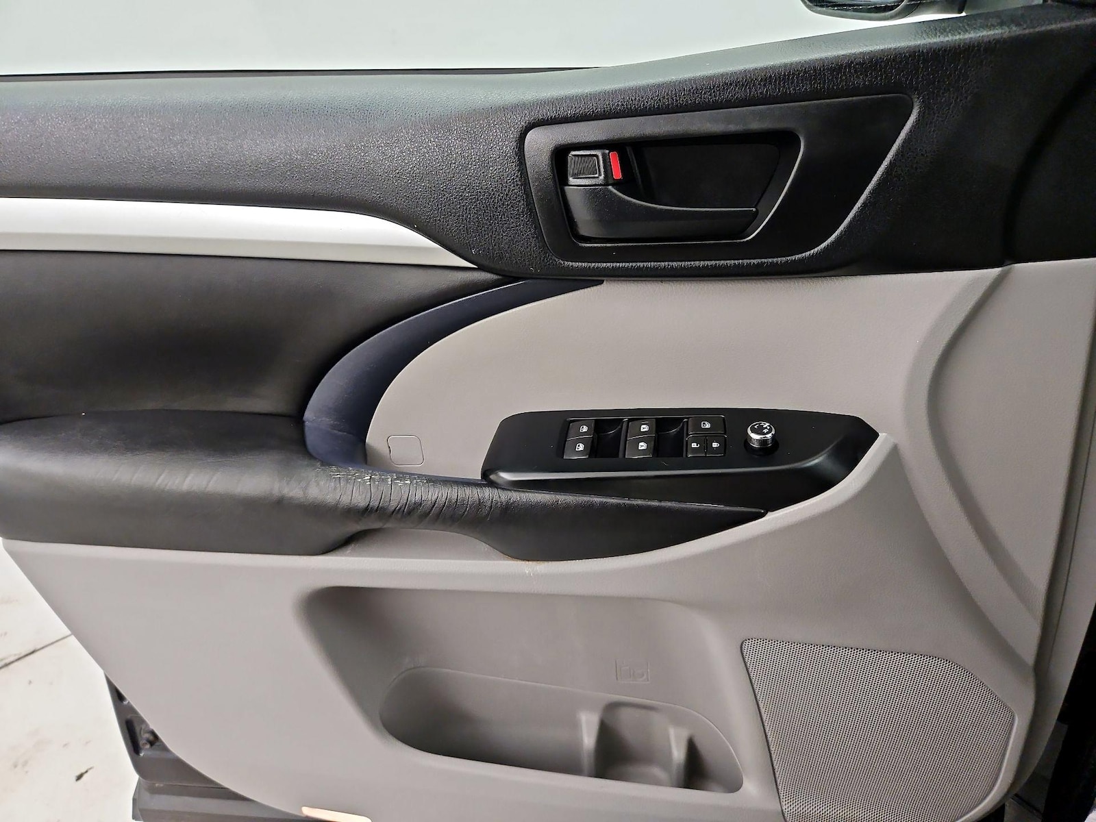 2019 Toyota Highlander LE Plus - Photo 13