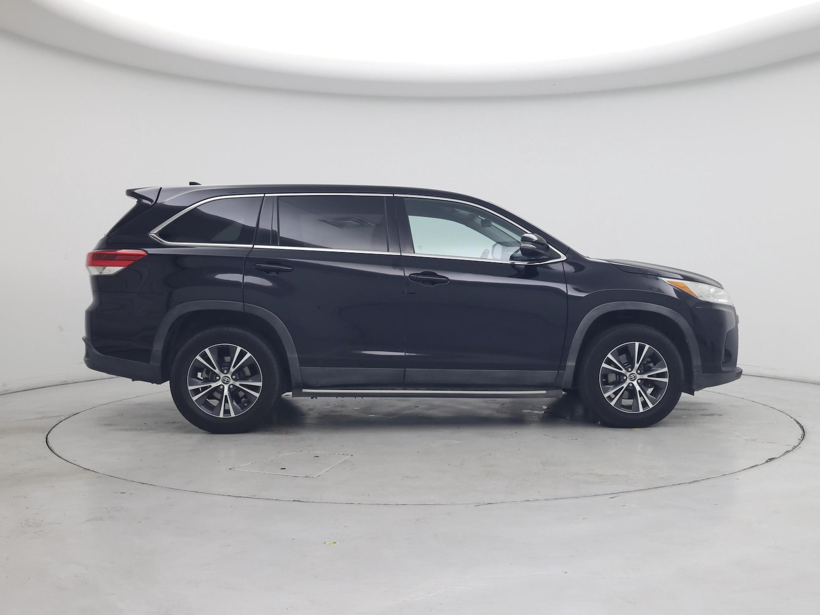 2019 Toyota Highlander LE Plus - Photo 8