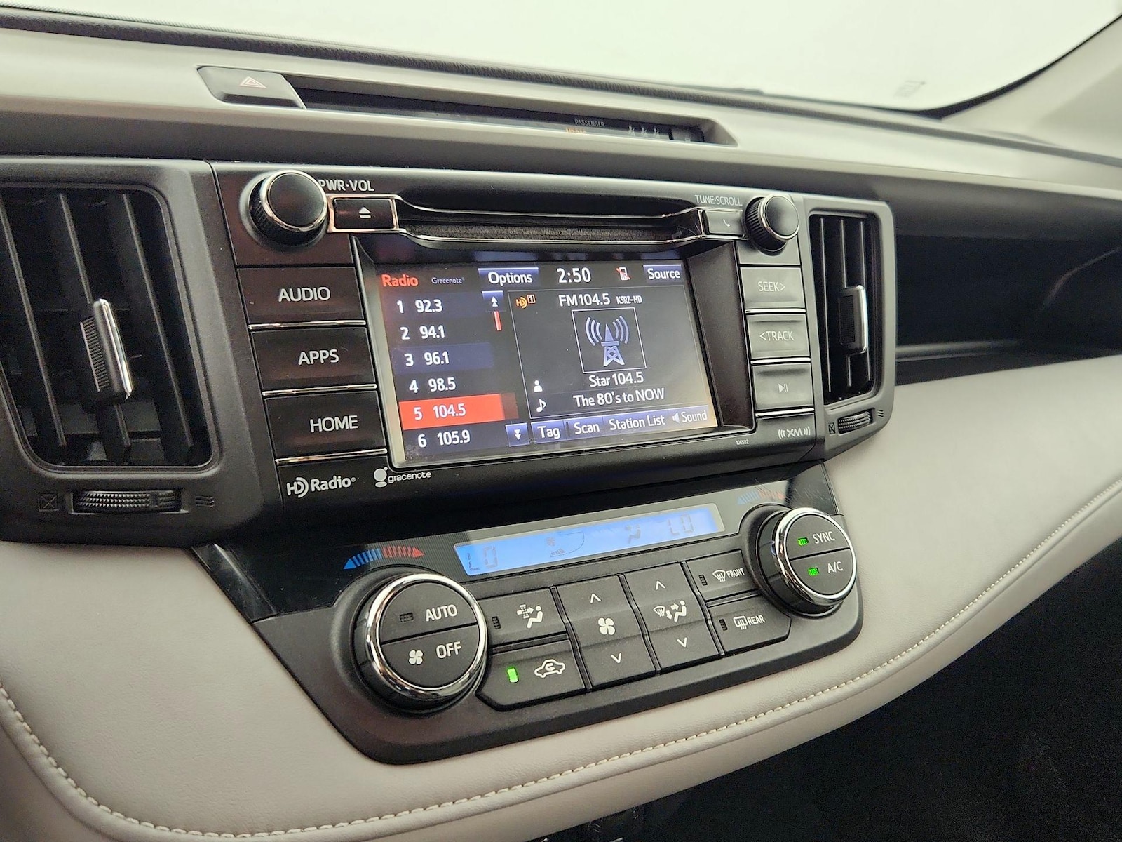 2017 Toyota RAV4 XLE - Photo 16