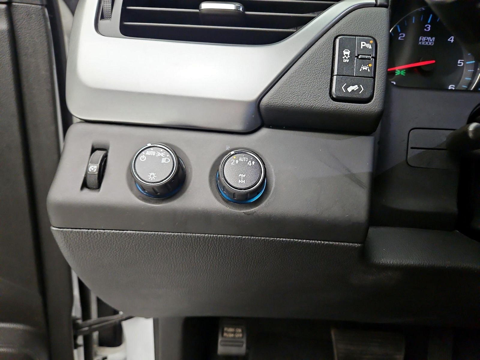 2020 Chevrolet Suburban LT - Photo 14