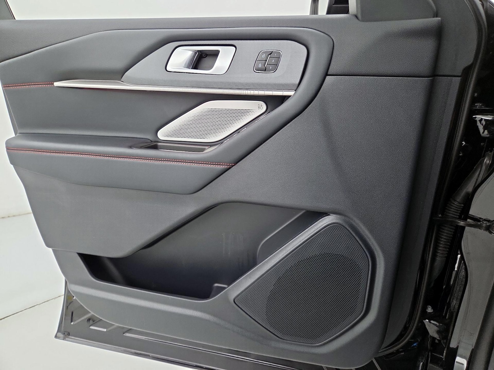 2025 Ford Explorer ST - Photo 13