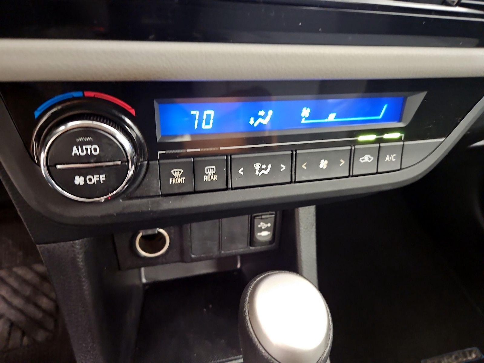 2016 Toyota Corolla LE - Photo 17