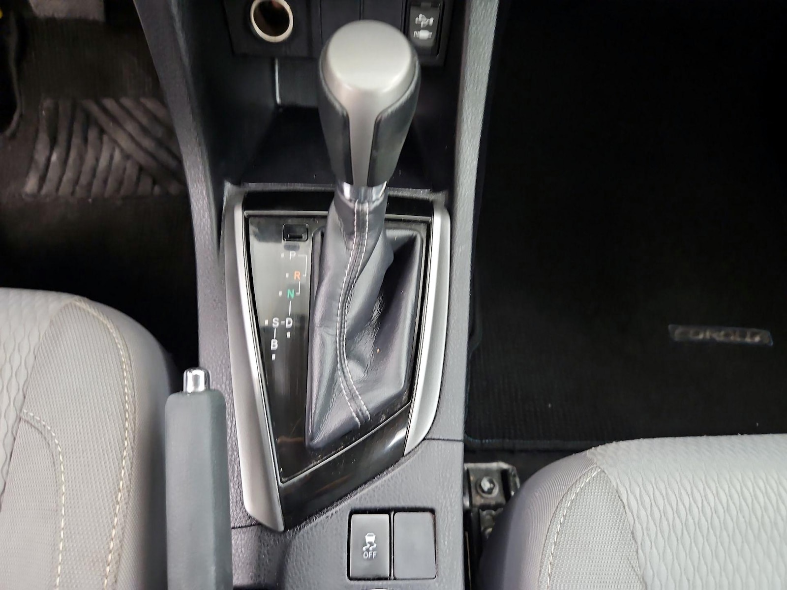 2016 Toyota Corolla LE - Photo 18