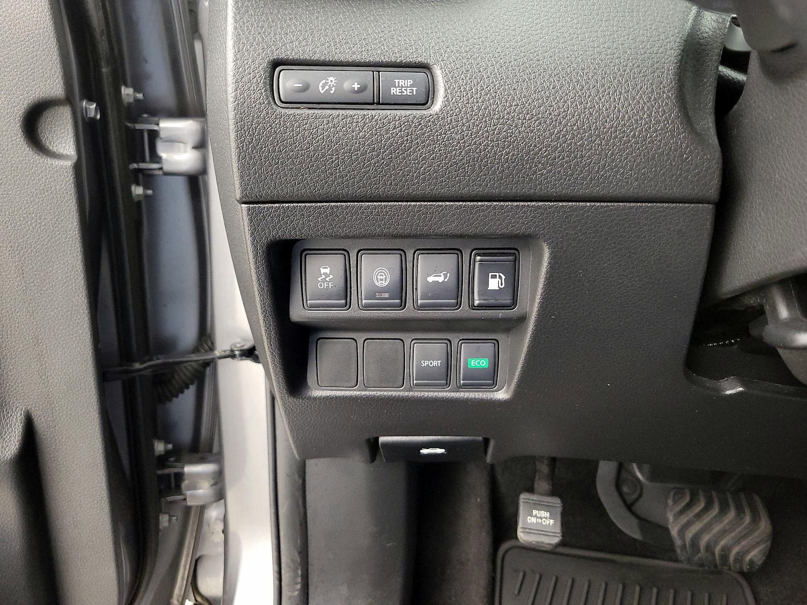 2020 Nissan Rogue SV - Photo 14