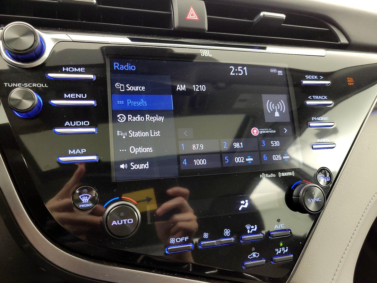 2020 Toyota Camry XLE - Photo 17