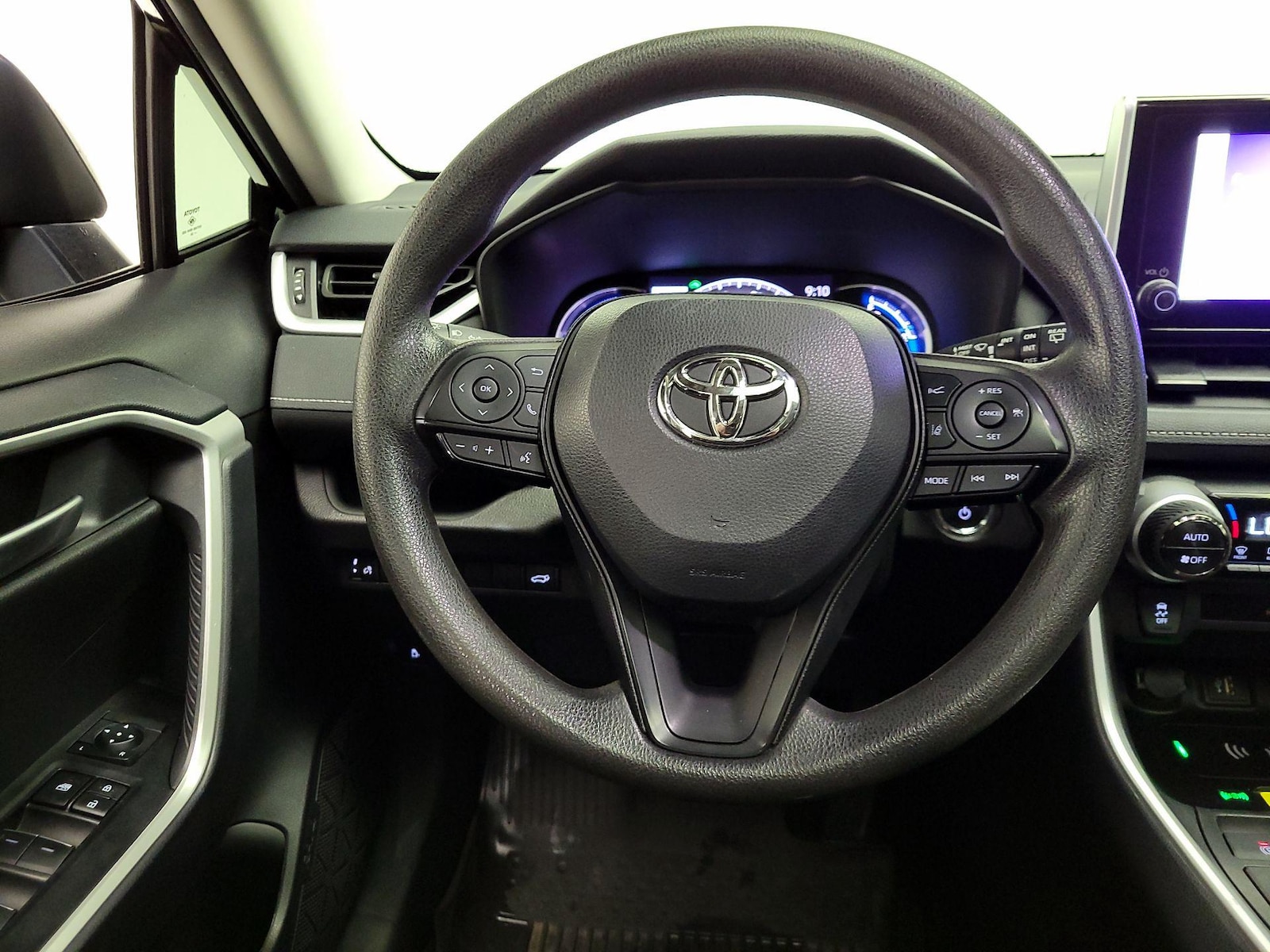 2024 Toyota RAV4 XLE - Photo 11