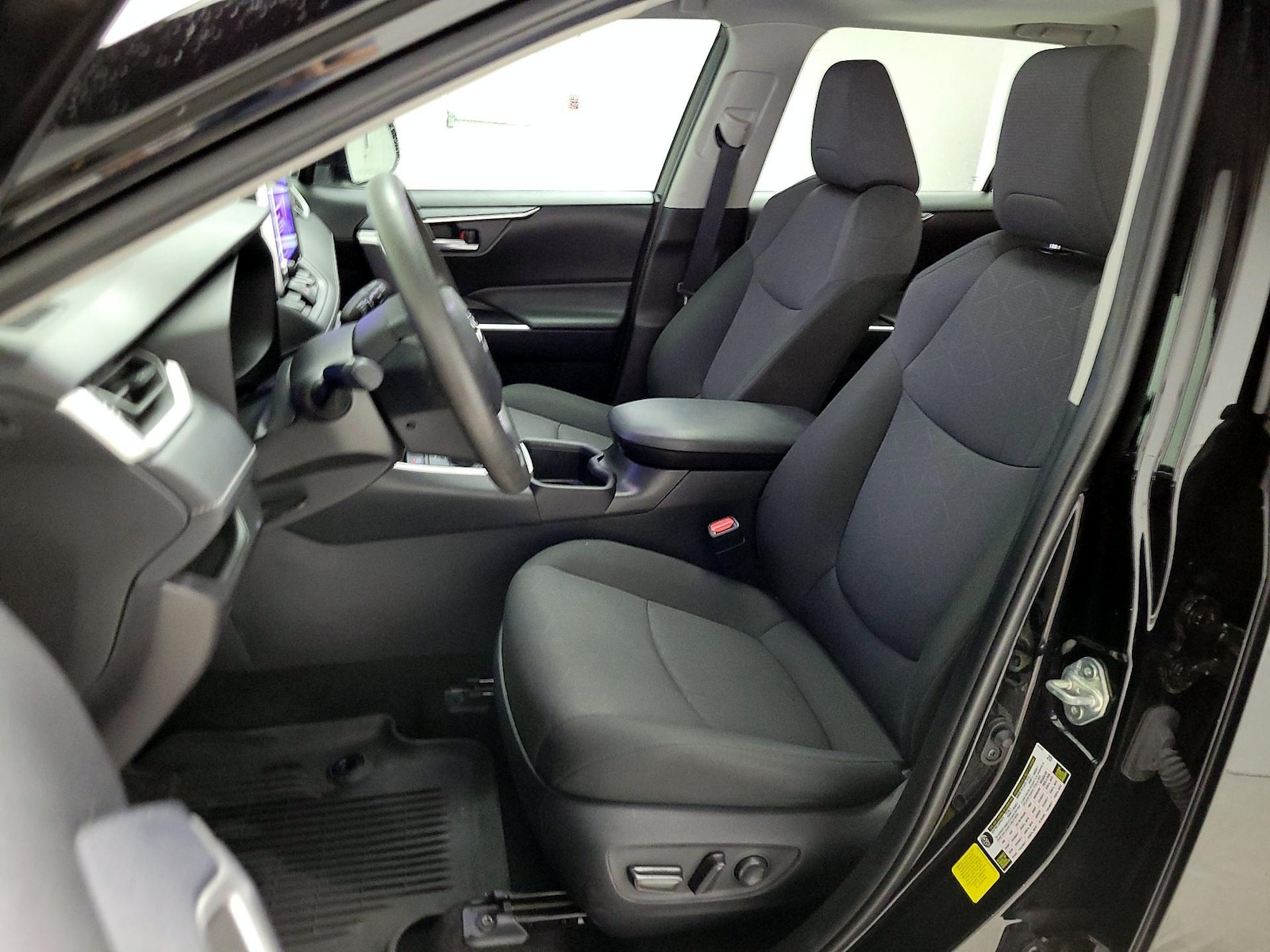 2024 Toyota RAV4 XLE - Photo 12