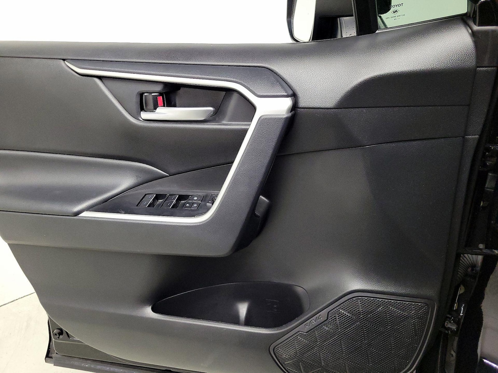 2024 Toyota RAV4 XLE - Photo 13