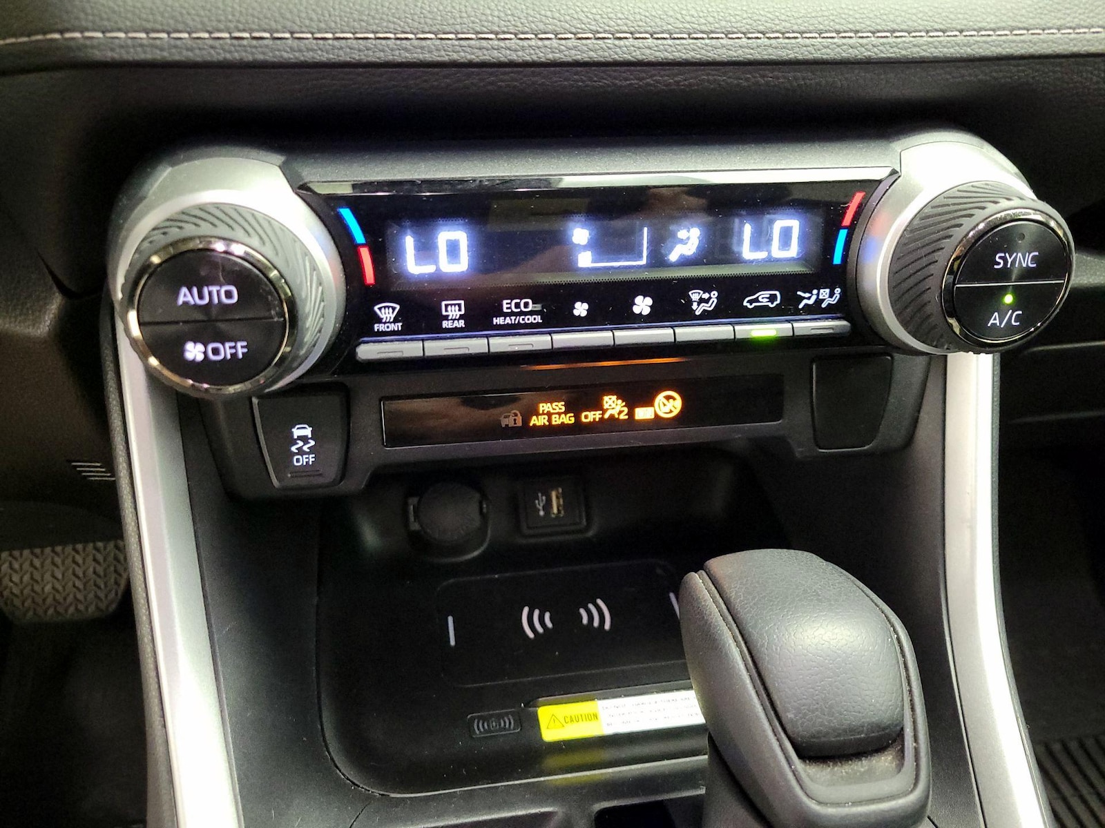 2024 Toyota RAV4 XLE - Photo 18