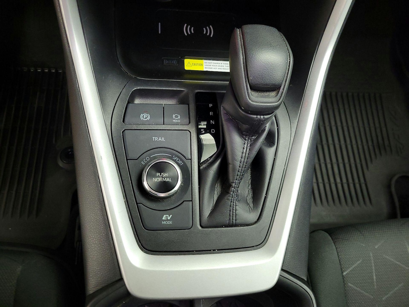 2024 Toyota RAV4 XLE - Photo 19