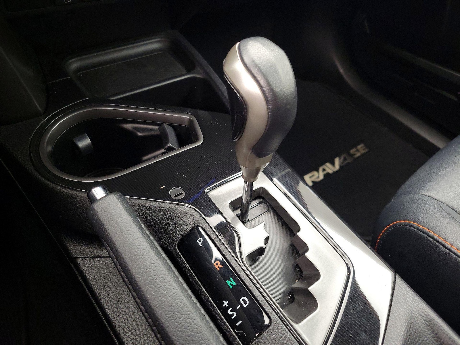 2016 Toyota RAV4 SE - Photo 18