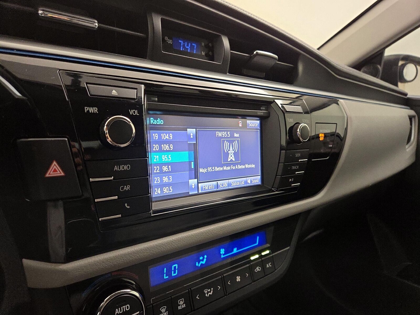 2015 Toyota Corolla LE - Photo 16