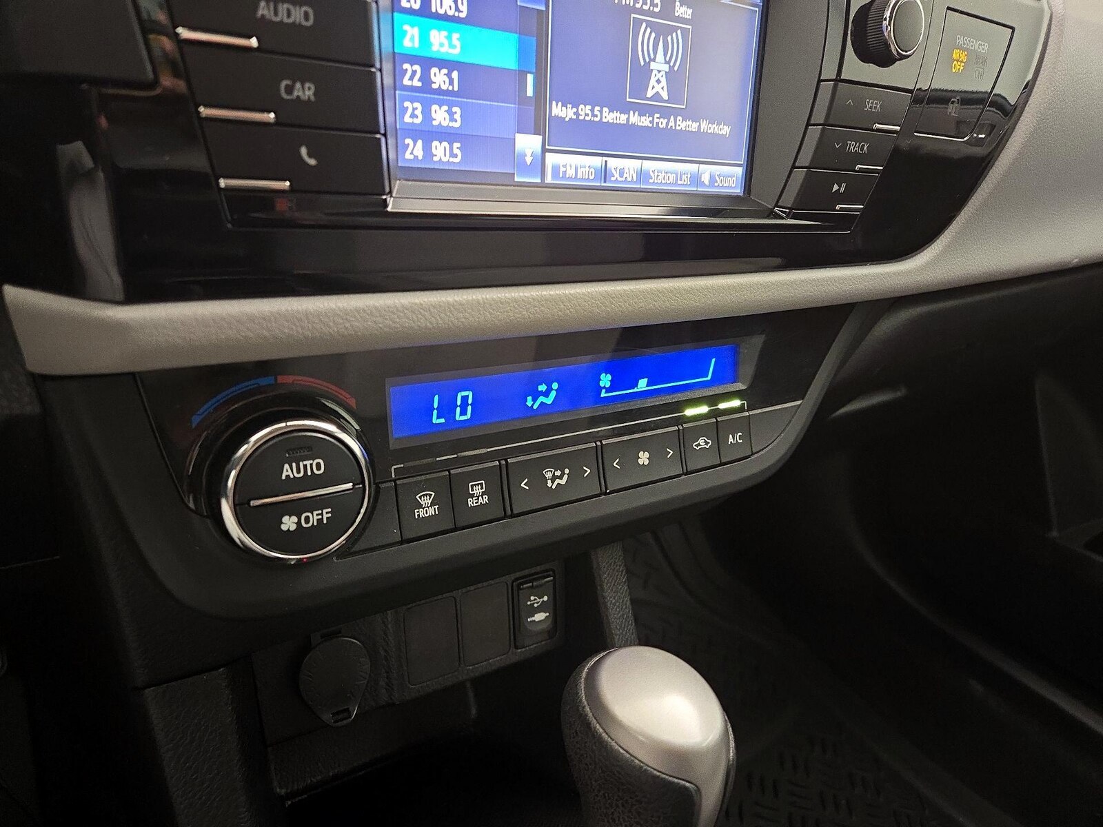 2015 Toyota Corolla LE - Photo 17