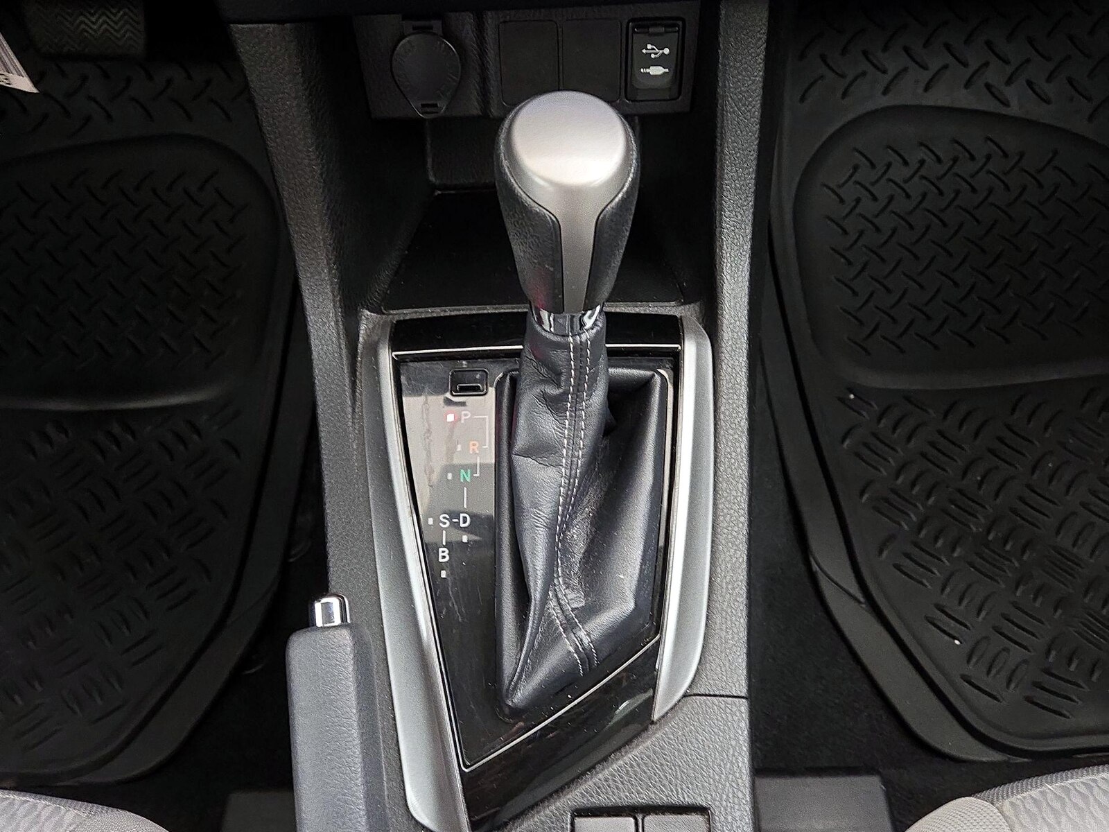 2015 Toyota Corolla LE - Photo 18