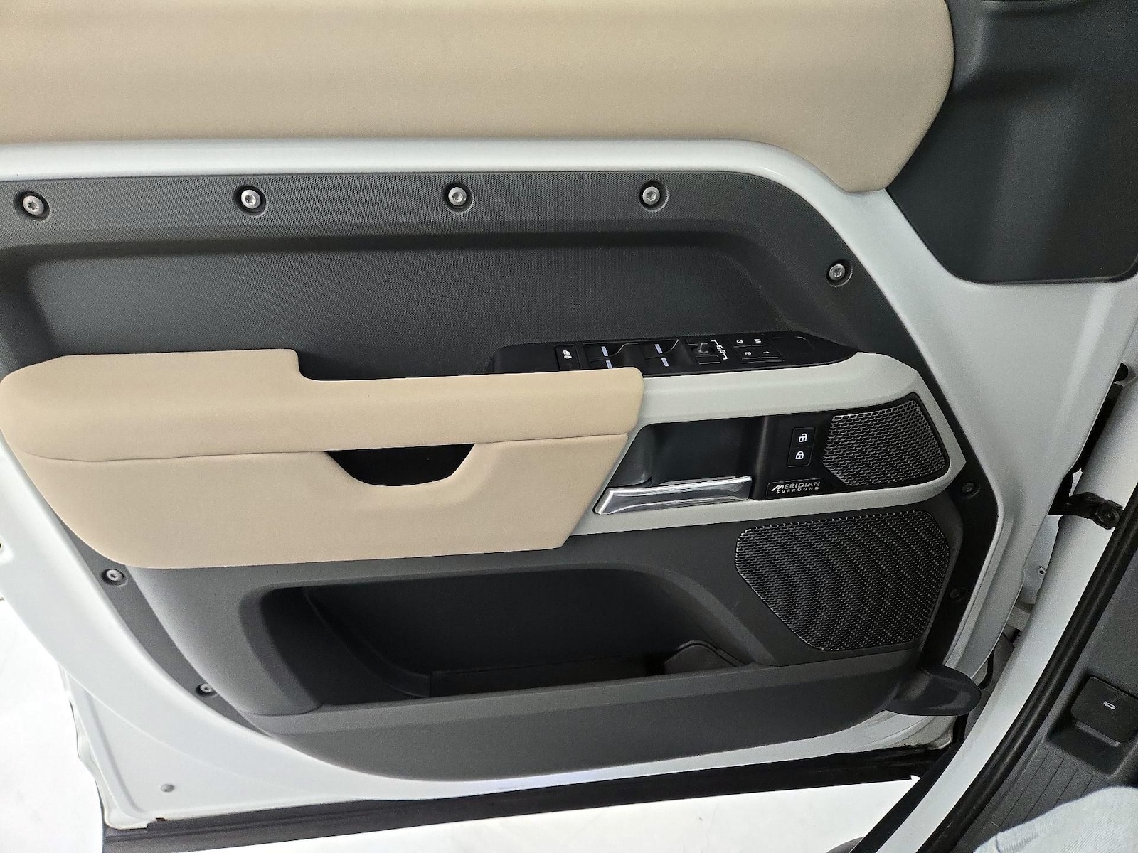 2023 Land Rover Defender X-Dynamic SE - Photo 13