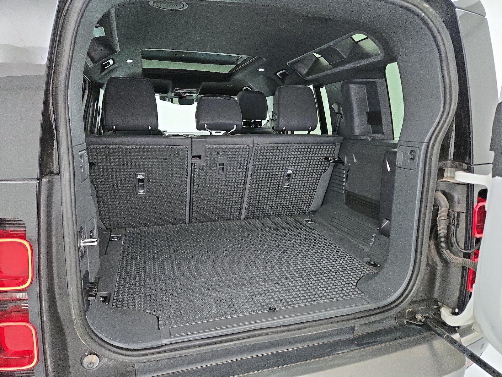 2023 Land Rover Defender X-Dynamic SE - Photo 23