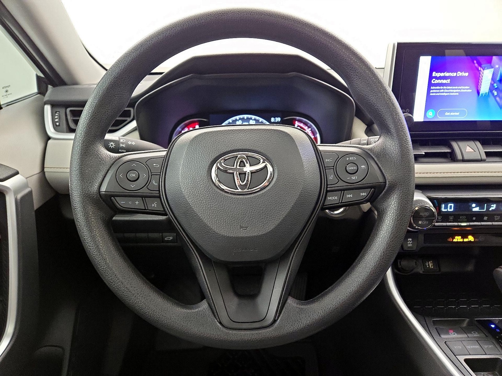2025 Toyota RAV4 XLE - Photo 11